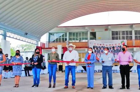 Entrega Meli Nava techado para la secundaria Emiliano Zapata
