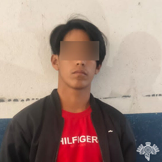 En Tulcingo, sujeto y menor de edad con auto robado