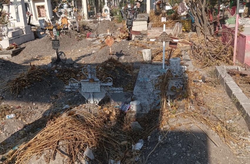 Comuna de Huehuetlán el Chico realiza jornada de limpieza en el panteón