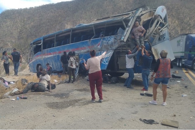 Mueren 17 migrantes por volcadura entre la Puebla y Oaxaca