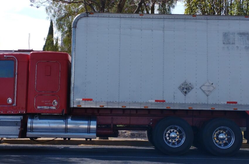 UN TRACTOCAMIÓN ROBADO FUE RECUPERADO POR LA POLICÍA MUNICIPAL DE PUEBLA; HAY DOS DETENIDOS