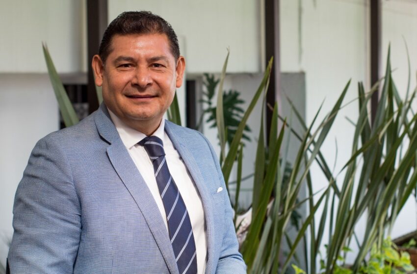 ARMENTA ENTREGA MAGUEYES EN LA MIXTECA PARA EL MEJOR APROVECHAMIENTO DE NUESTROS RECURSOS NATURALES