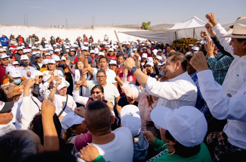 Convive Armenta con más de 5 mil personas en el Tianguis de Tepeaca
