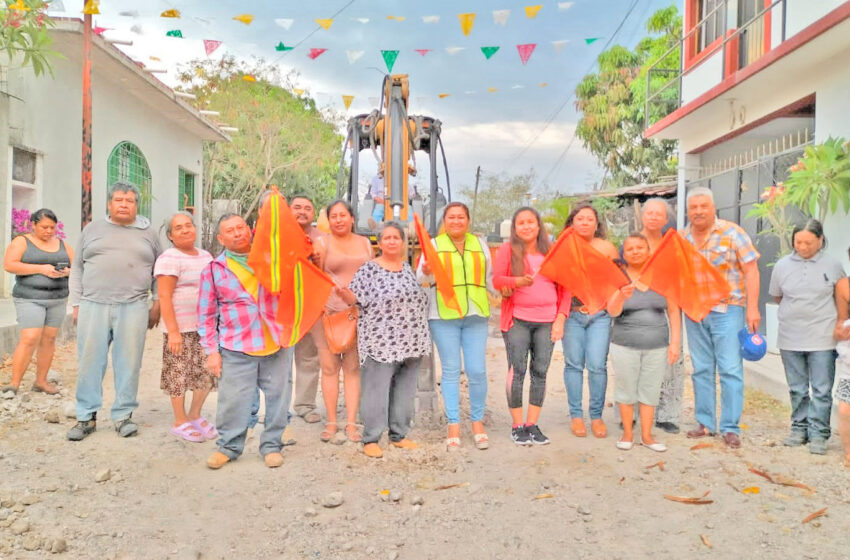 Ayuntamiento de Huehuetlán el Chico adoquina Unidad Habitacional Tecalco