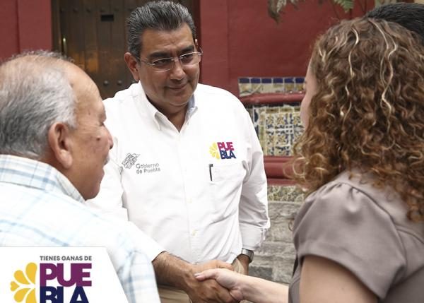 Atiende gobernador a las y los poblanos de forma directa