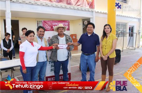 Entregan en Tehuitzingo tarjetas del bienestar para adultos mayores