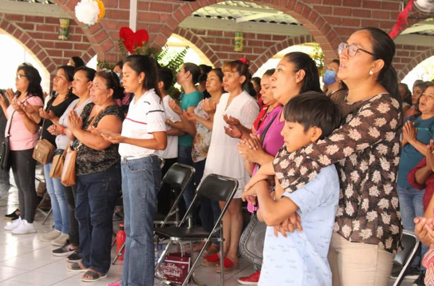 Celebra parroquia de Santa María a las mamás de Izúcar