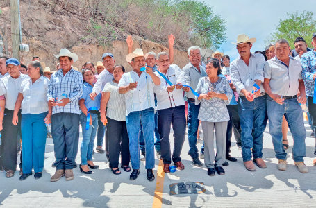 Entrega Atanacio Pérez pavimentación del camino viejo a Huehuetlán