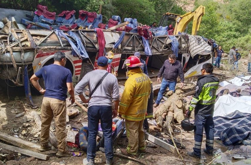 Al menos 27 muertos por accidente de autobús en Oaxaca