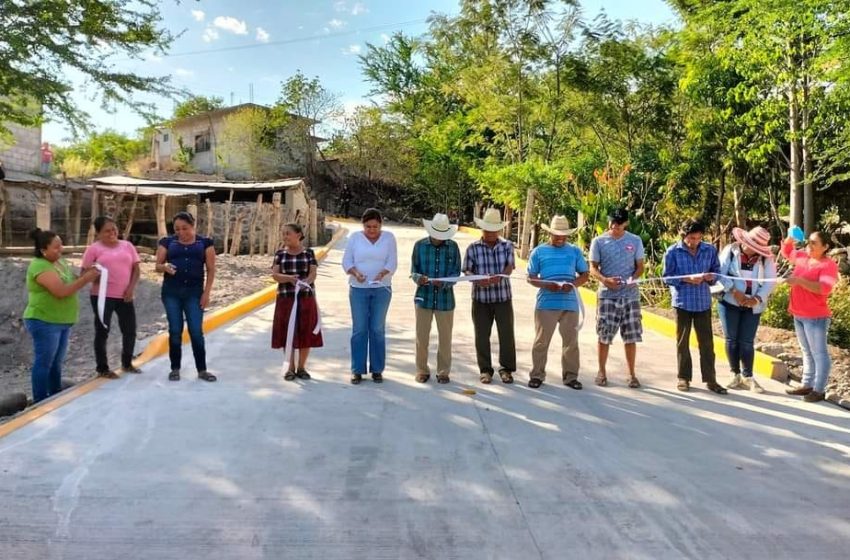 Lupita Espinoza inauguró camino rumbo al Terrero