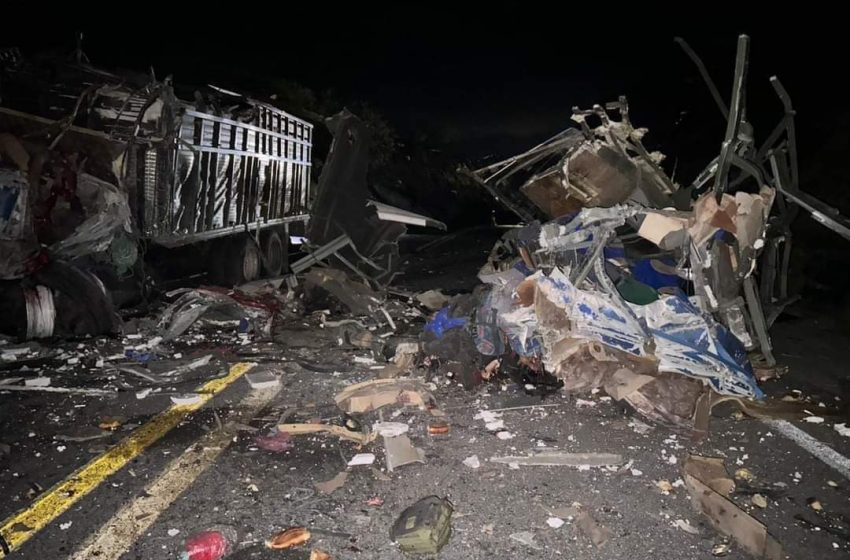 Pierden la vida 15 migrantes tras choque entre tráiler y autobús