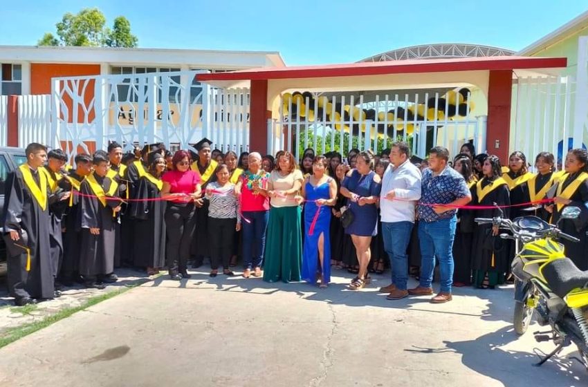 Mejora alcaldesa de Huehuetlán el Chico la infraestructura escolar