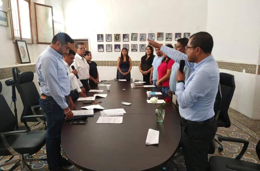 En Acatlán, rinde protesta el suplente de Marcos Mejía