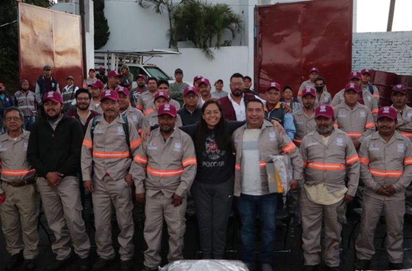 Ariadna Ayala entrega nuevamente uniformes a personal de servicios públicos de Atlixco