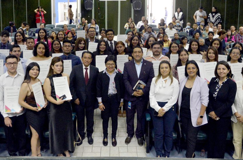 Entrega Rectora María Lilia Cedillo Ramírez Premio Ceneval al Desempeño de Excelencia-EGEL