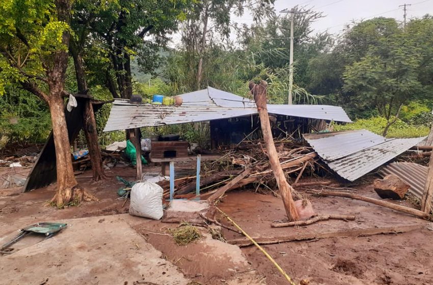 Desborde de barranca en Chila de la Sal deja más de 20 viviendas afectadas