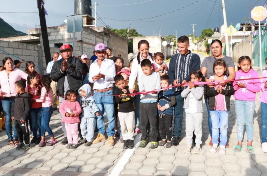 Ariadna Ayala continúa entregando obras con sentido social; inaugura dos pavimentaciones de calles.