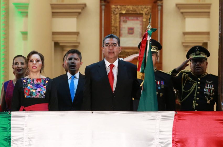 Celebra Puebla orgullo mexicano; Sergio Salomón encabeza “Grito de Independencia”