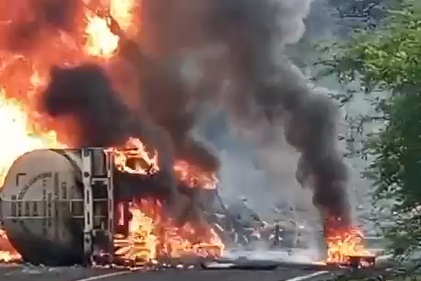 Graves los tres heridos por el choque entre pipa y auto, en la mixteca
