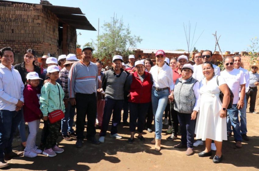 Olivia Salomón se inspira con el trabajo de mujeres ladrilleras de Cholula; “Si ustedes pueden, yo también puedo”