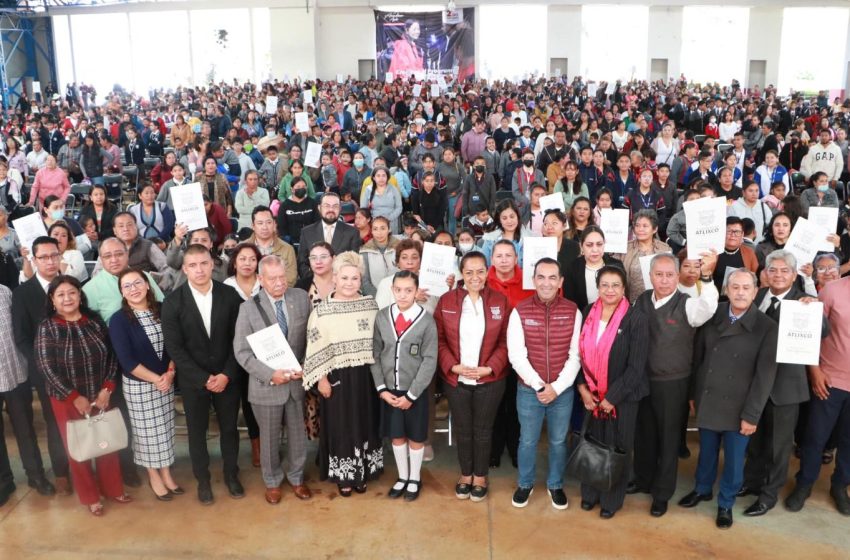 Con apoyo del gobierno del estado, Ariadna Ayala da certeza jurídica a 98 instituciones educativas de Atlixco.
