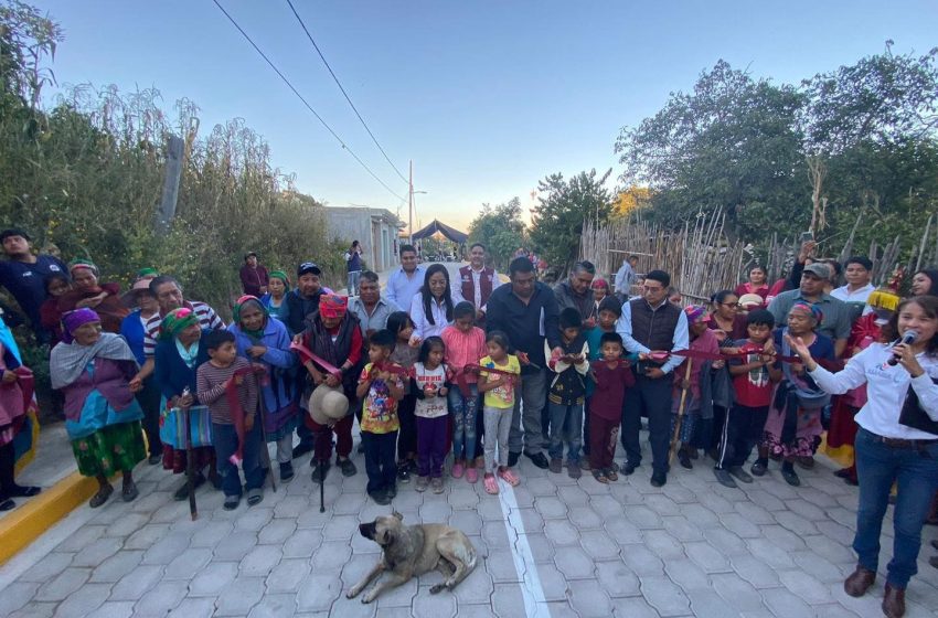 Ariadna Ayala entrega dos grandes pavimentaciones en juntas auxiliares del Atlixco y asegura trabajar sin distinción.