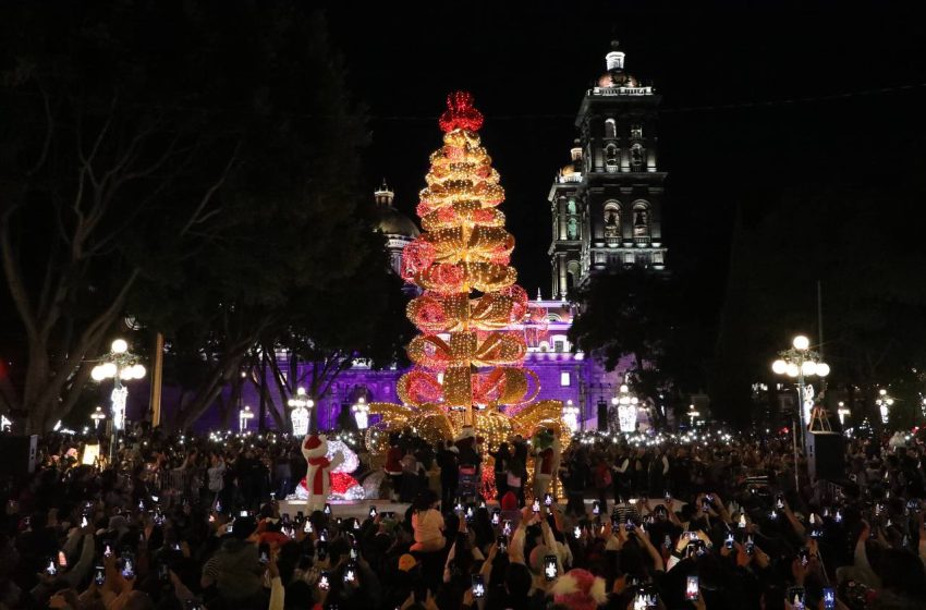 Con el encendido del árbol, en Puebla Capital se inicia la temporada navideña
