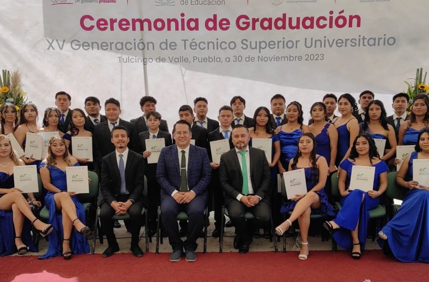 Se gradúa la generación XV de TSU en Tulcingo de Valle