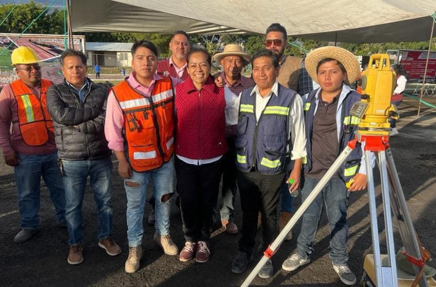 Ariadna Ayala cumple e inicia rehabilitación de cancha de futbol y pista de atletismo en Atlixco