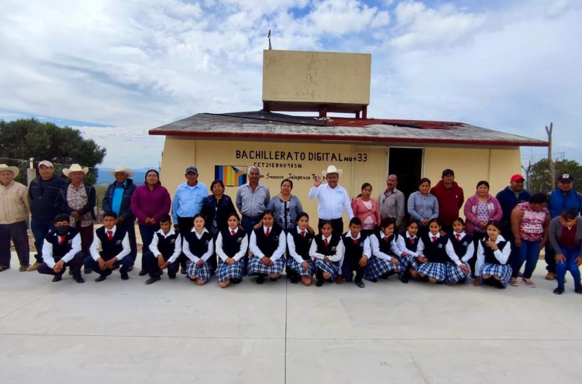 Entrega el Profe Tacho nueva plaza cívica a bachillerato de Jalapexco