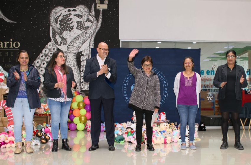 La Rectora María Lilia Cedillo Ramírez entregó lo recaudado en la campaña “Dona un Peluche 2023”