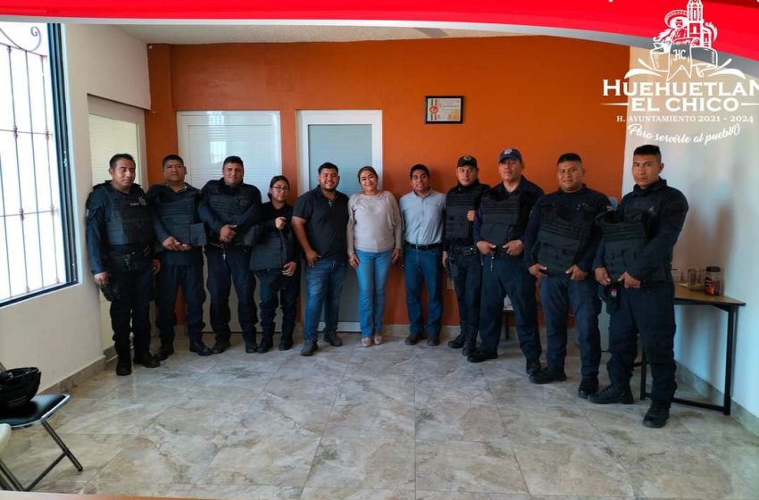 Lupita Espinoza entregó equipamiento a la policía de Huehuetlán el Chico