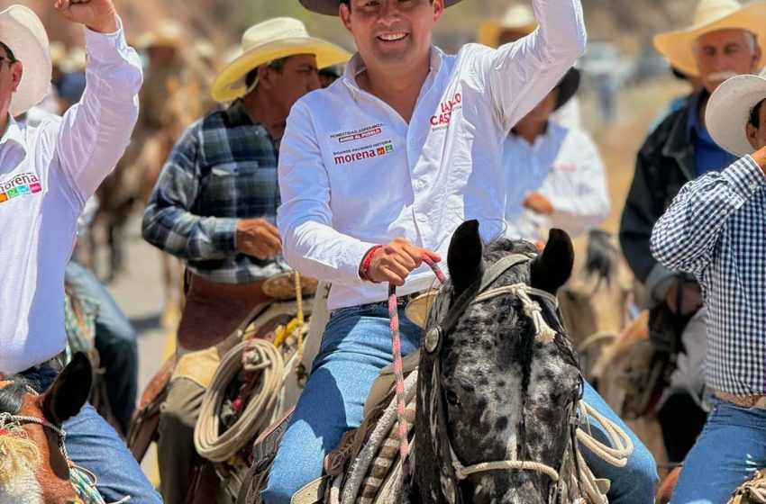 Familias de Ayoxuxtla de Zapata manifiestan su respaldo a Lalo Castillo durante la cabalgata conmemorativa a hechos históricos y avanzando al triunfo electoral