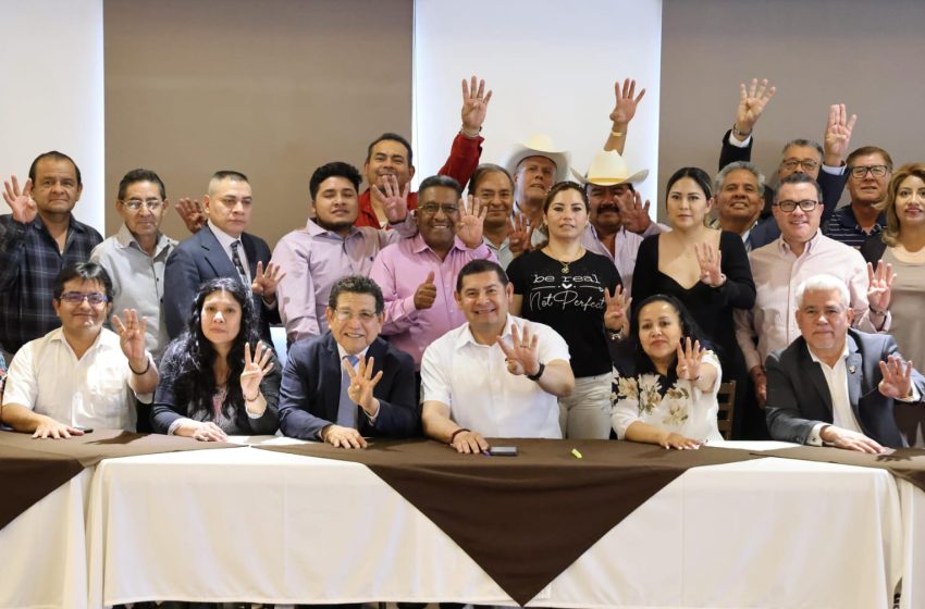 Líderes migrantes de Puebla cierran filas con Armenta