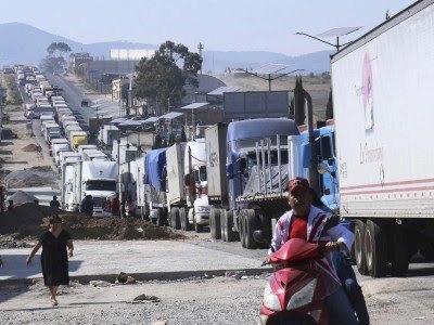 Continúa por cuarto día consecutivo bloqueo en autopista Arco Norte; manifestantes amagan con derrumbar puente