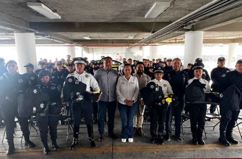 Ariadna Ayala realiza nueva entrega de uniformes a personal de la secretaría de seguridad pública de Atlixco