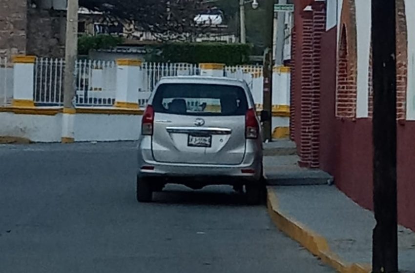 En Acatlán de Osorio roban camioneta a mano armada