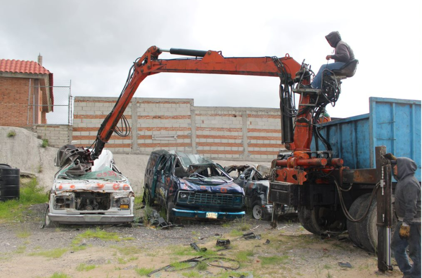 Destruye FGR 34 vehículos, objetos del delito, en Puebla