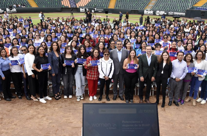 Universitarias BUAP reciben reconocimientos de la beca Women In by Emtech