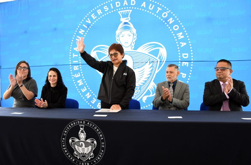 Entrega Rectora Lilia Cedillo el Diploma BI a 102 egresados del Bachillerato Internacional 5 de Mayo