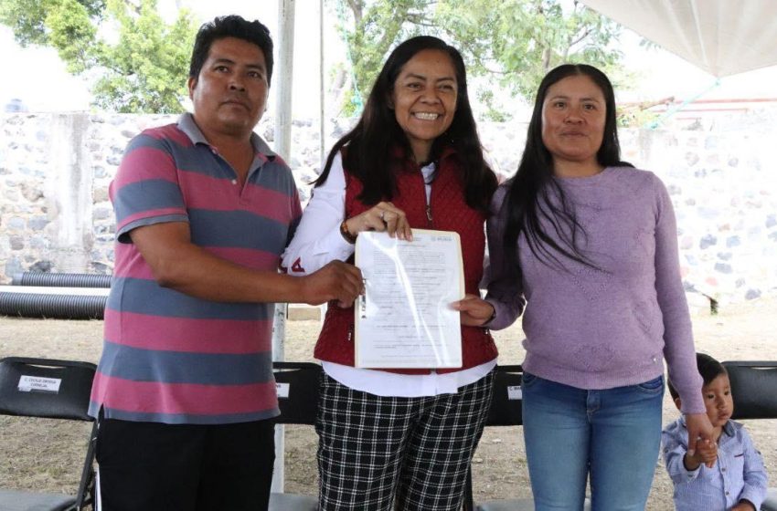 Ariadna Ayala realiza justicia social al entregar calentadores solares en Atlixco
