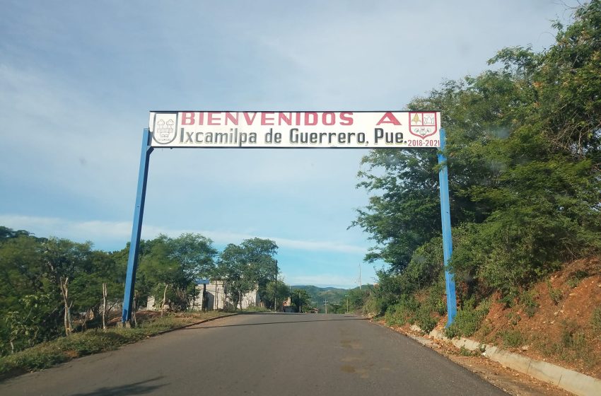 A punta de pistola roban un  vehículo en Ixcamilpa de Guerrero