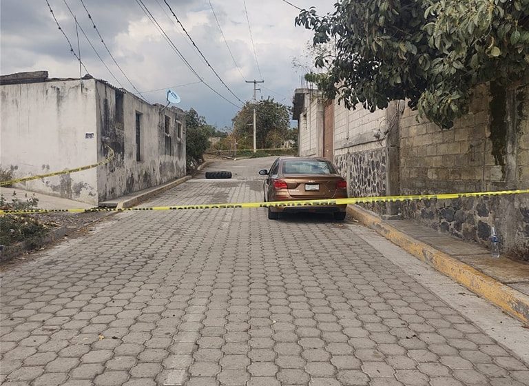 Localizan a exmilitar sin vida al interior de su auto