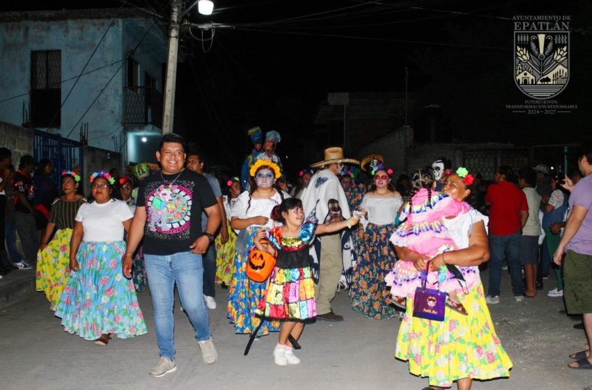 Con desfile y concurso de ofrendas festejaron el Día de Muertos en San Juan Epatlán
