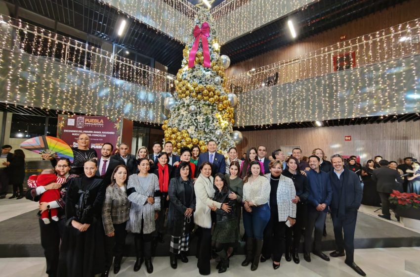 Asiste gobernador con diputados al encendido del Árbol Navideño en la nueva sede del Congreso