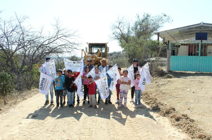 Rehabilita caminos gobierno de Acatlán