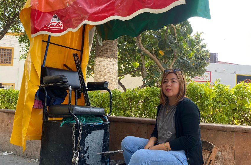 Joven izucarense le saca brillo a su vida lustrando zapatos