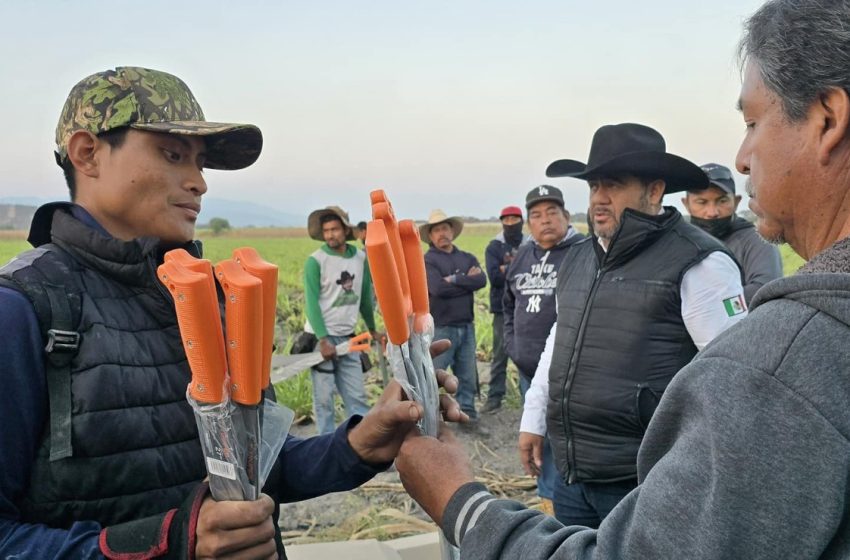 CNPR entregó apoyo a los cortadores de caña de la mixteca poblana