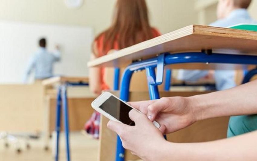Buscan prohibir uso de celulares en escuelas de la CDMX