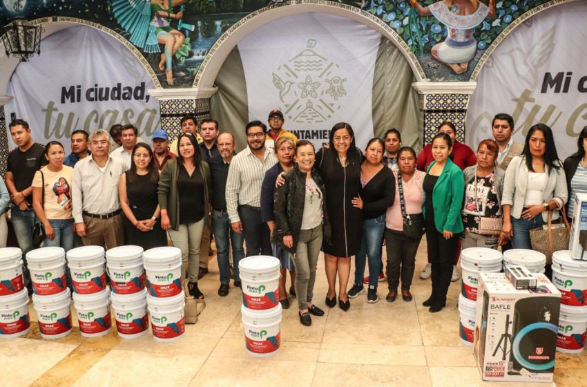 Ariadna Ayala entrega más de 200 mil pesos en apoyos para fortalecer el desarrollo educativo en Atlixco.